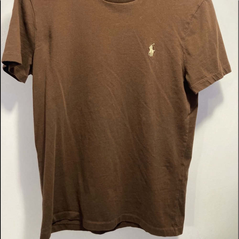 Brown Polo Ralf Lauren Slim fit T-shirt with  cream colored embroidered logo.